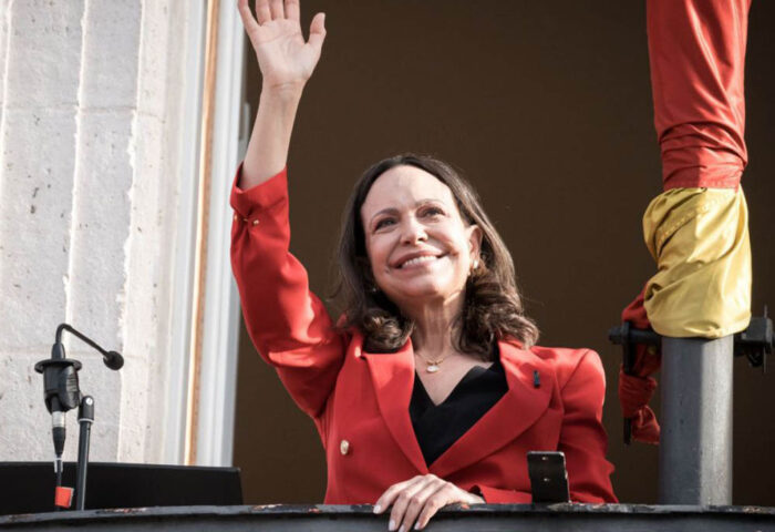 María Corina Machado saluda a la comunidad venezolana exiliada en España desde el balcón de la Real Casa de Correos.