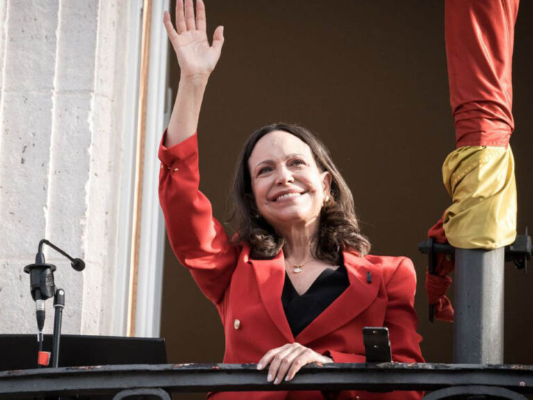 María Corina Machado saluda a la comunidad venezolana exiliada en España desde el balcón de la Real Casa de Correos.