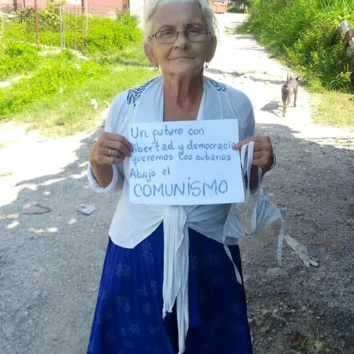 Cubanos sumándose a la iniciativa "Mi cartel por el cambio en Cuba"