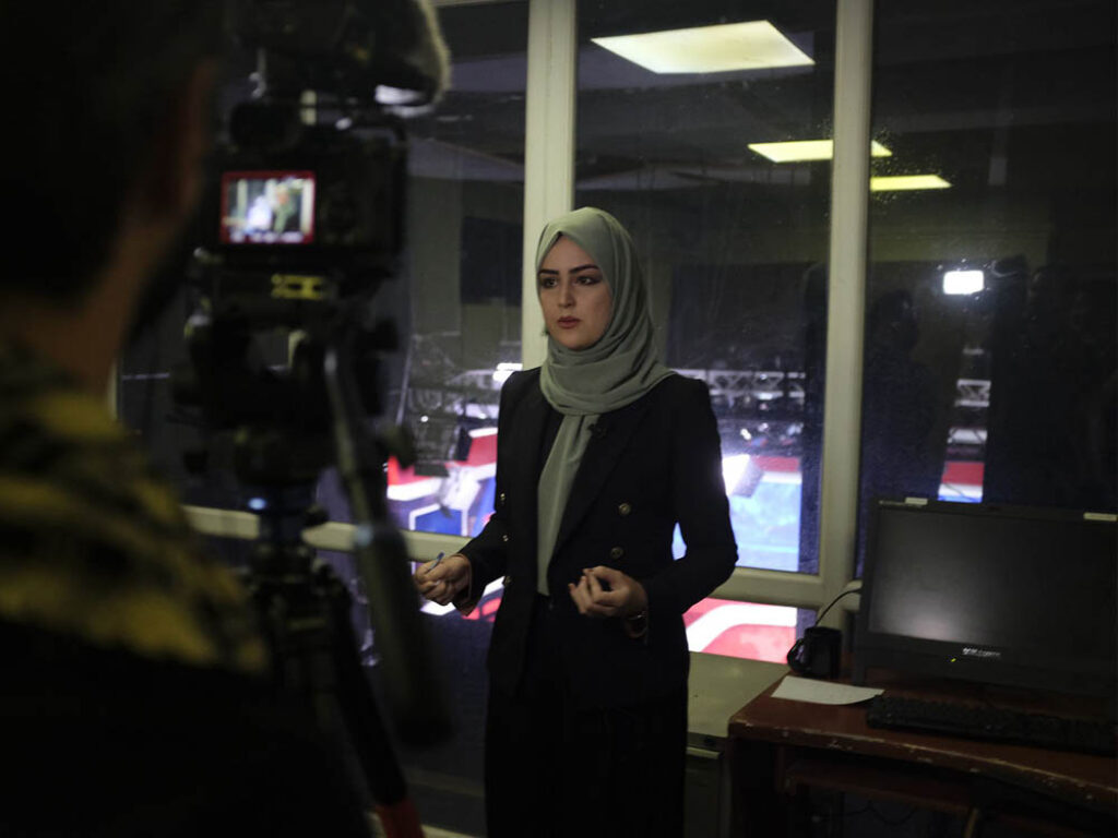 Mujer periodista afgana denuncia en televisión el abuso del régimen talibán. Mayo de 2022.