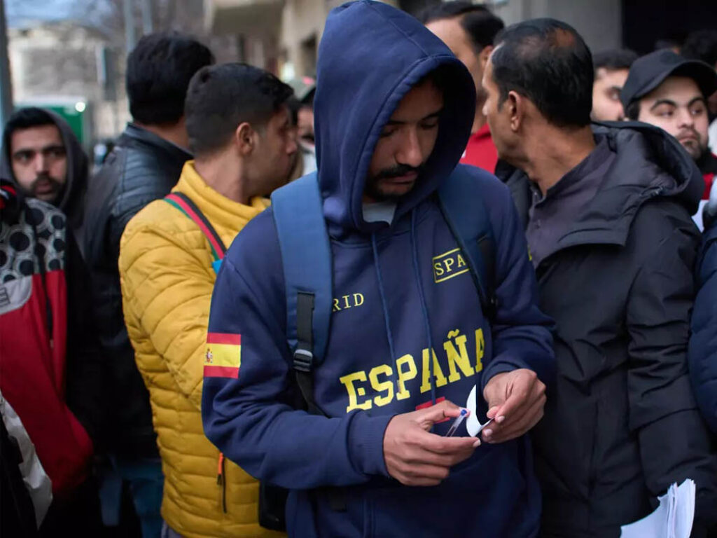 Paquistaníes a la entrada del consulado de su país en Barcelona, 29 de enero de 2026. Foto: Emilio Morenatti / AP