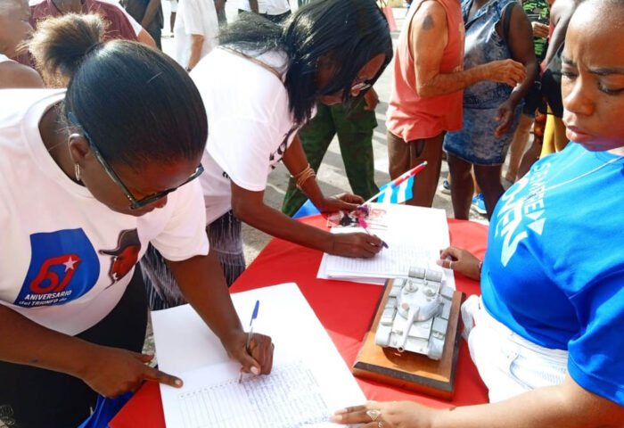 Recogida de firmas en apoyo al régimen en Cuba.