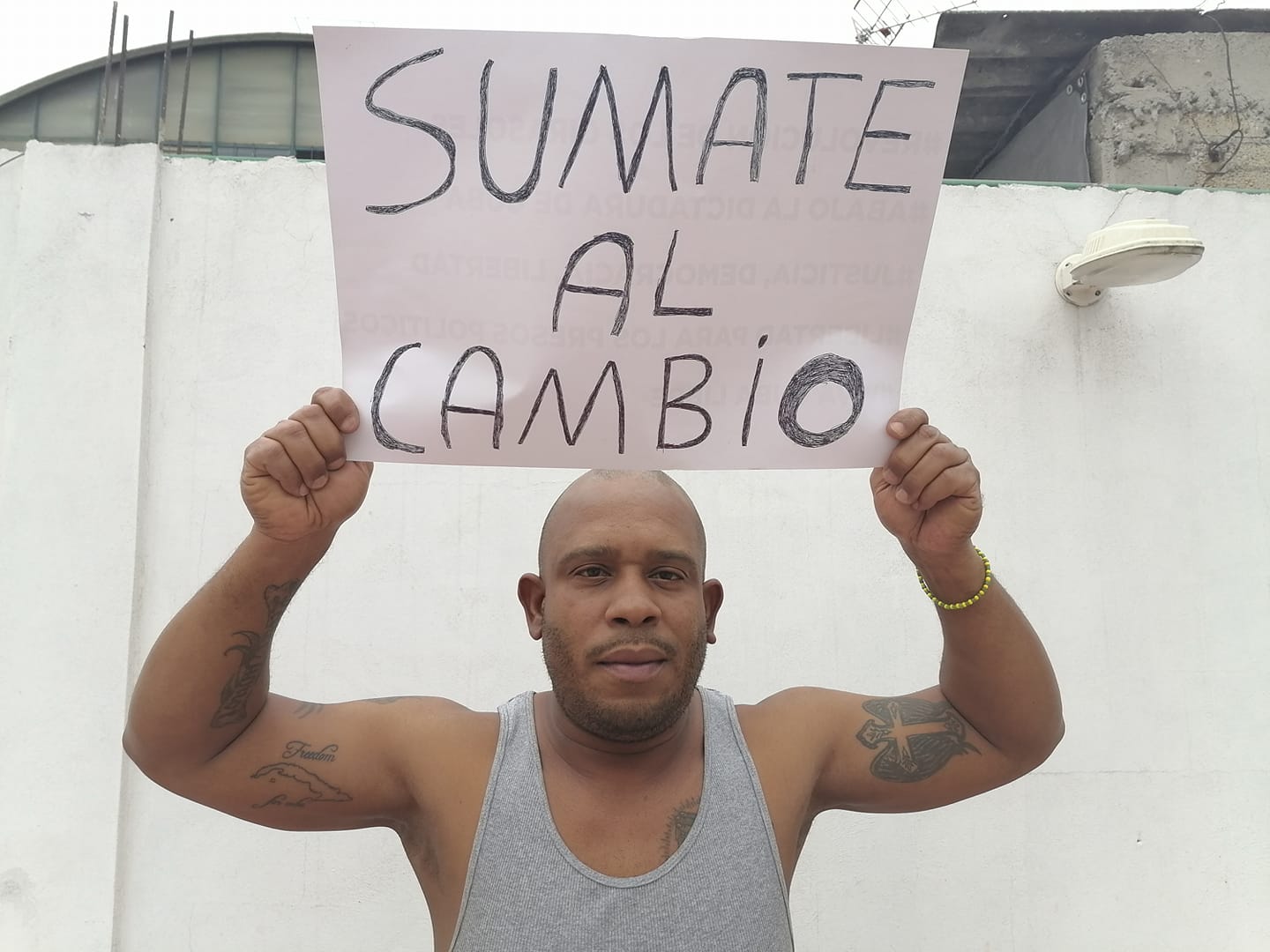 Cubanos sumándose a la iniciativa "Mi cartel por el cambio en Cuba"