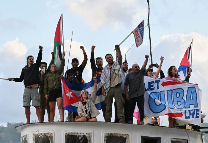 Un barco del “Convoy Nuestra América” llega a Cuba.