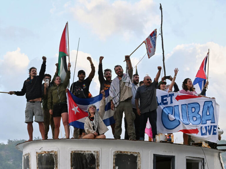 Un barco del “Convoy Nuestra América” llega a Cuba.