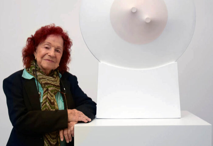 Zilia Sánchez junto a su obra en la Galería Lelong & Co. Nueva York, 2014.