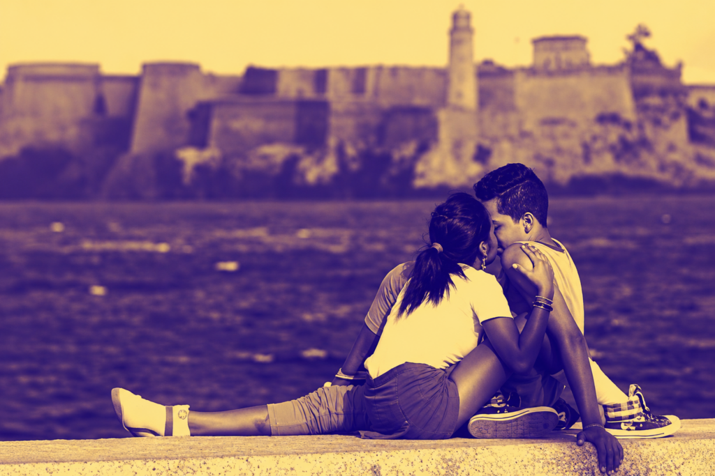 Adolescentes cubanos en el malecón de La Habana.
