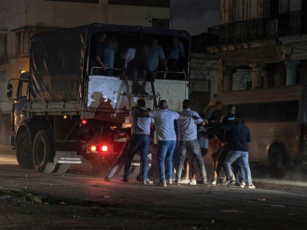 Agentes de la policía y la Seguridad del Estado reprimen las protestas en La Habana.