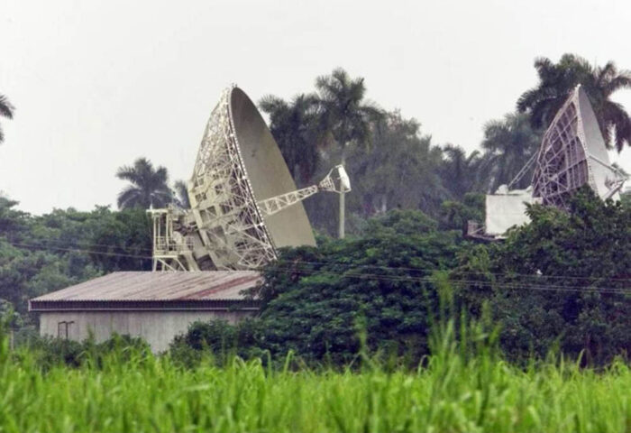 Antenas parabólicas de espionaje instaladas en Cuba.