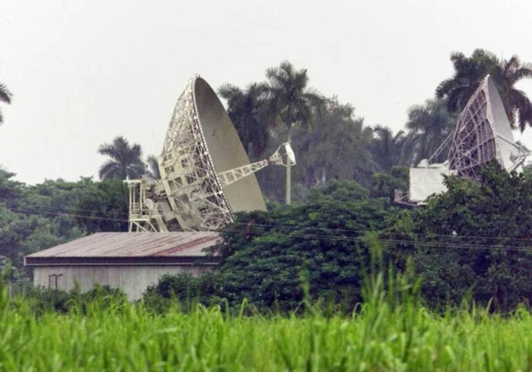 Antenas parabólicas de espionaje instaladas en Cuba.