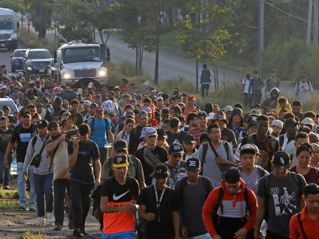 Caravana de migrantes viaja a través de México hacia Estados Unidos.
