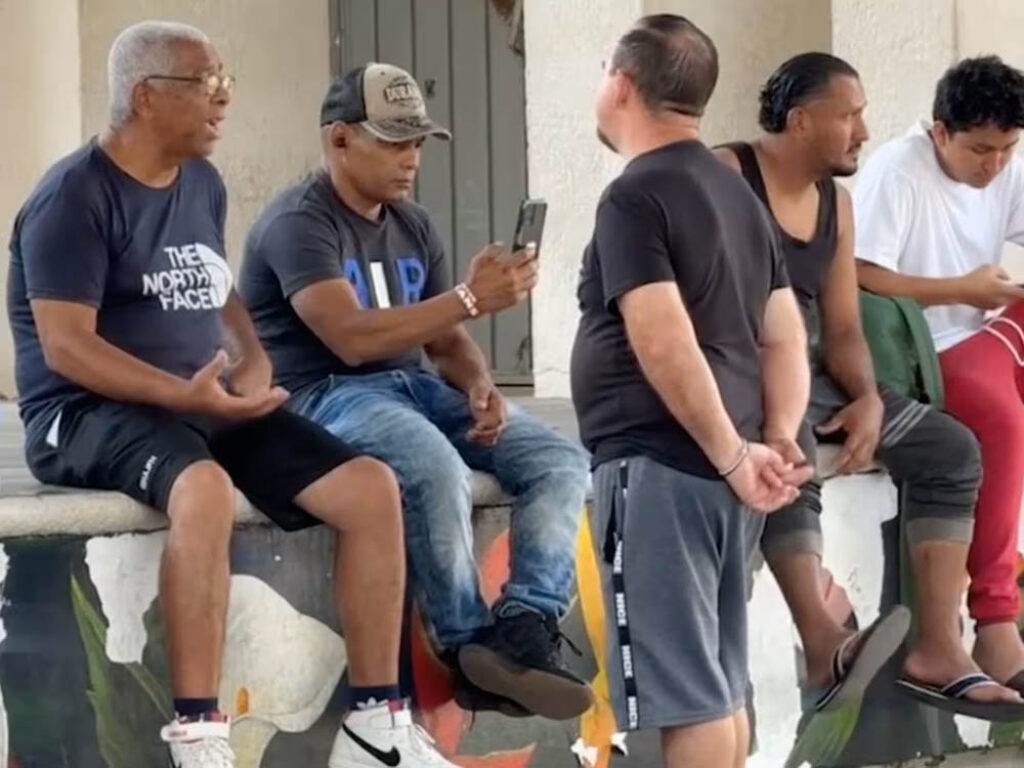 Cubanos deportados a México, sin documentos ni derecho al trabajo.