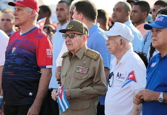 Díaz-Canel y Raúl Castro presiden el acto por el 1 de mayo en La Habana.