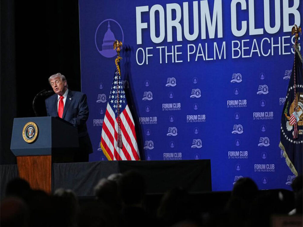 Donald Trump habla en el Forum Club, en West Palm Beach.