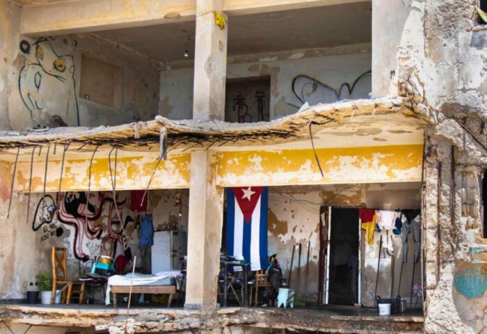Edificio en ruinas en Miramar, La Habana (2025). Foto: Marcel Villa