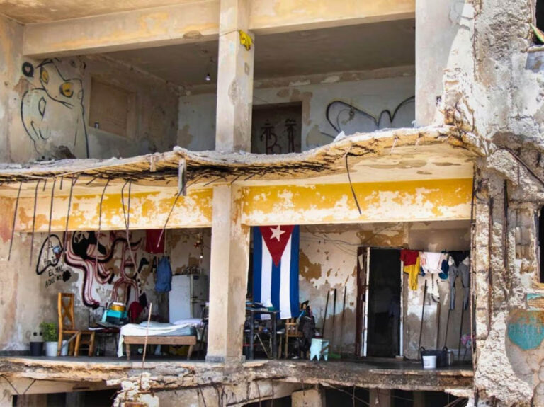 Edificio en ruinas en Miramar, La Habana (2025). Foto: Marcel Villa