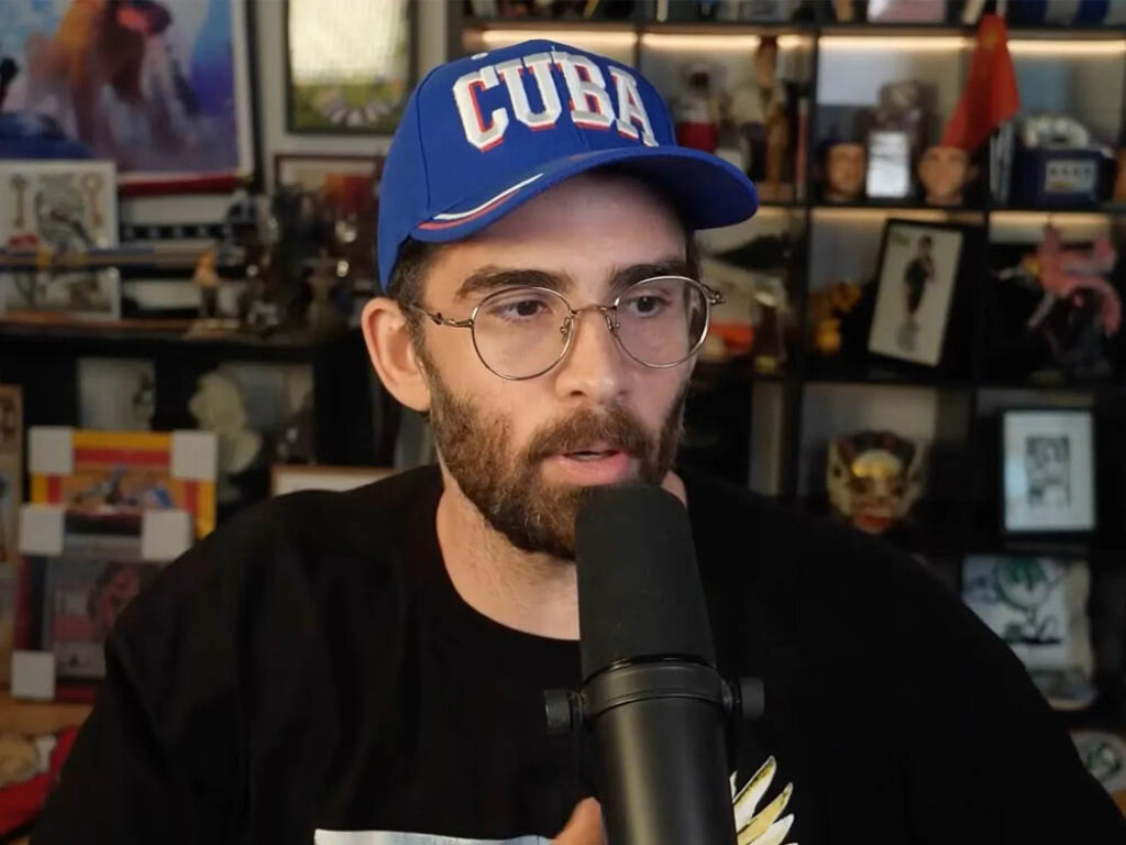 El comentarista politico Hasan Piker habla a sus redes en favor del régimen cubano.