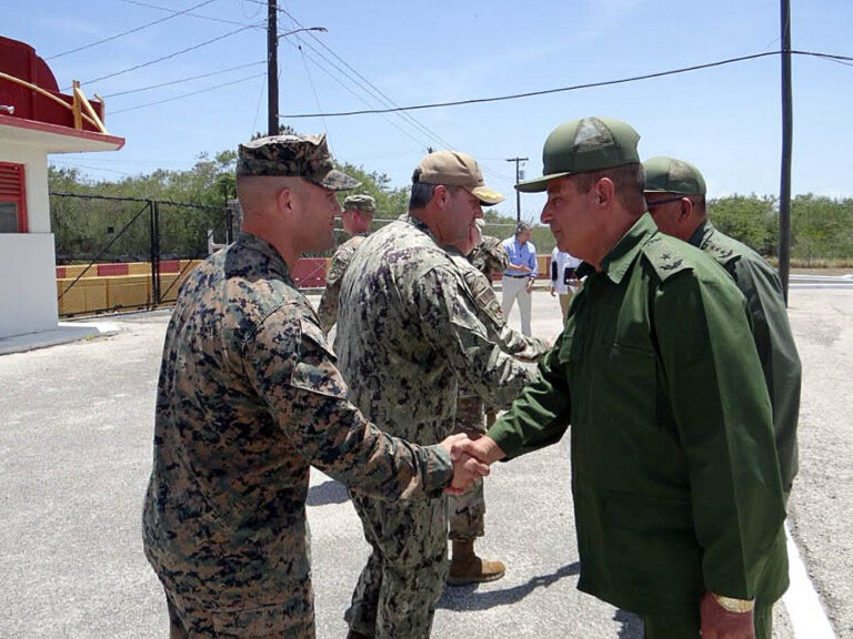 Encuentro de los generales Francis Donovan, jefe del Comando Sur de Estados Unidos, y Roberto Legrá Sotolongo, jefe del Estado Mayor del ejército cubano. Guantánamo, 29 de mayo de 2026.