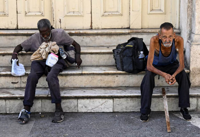 Envejecimiento y pobreza extrema en Cuba. Foto: Yamil Lage / AFP
