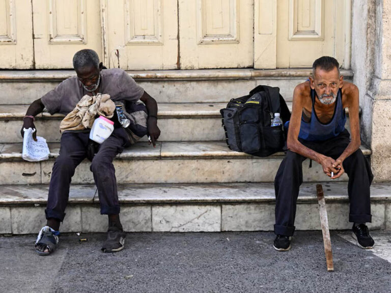 Envejecimiento y pobreza extrema en Cuba. Foto: Yamil Lage / AFP