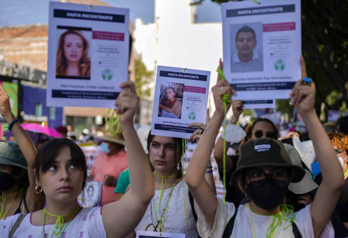 Familias de desaparecidos marchan por las calles de México.