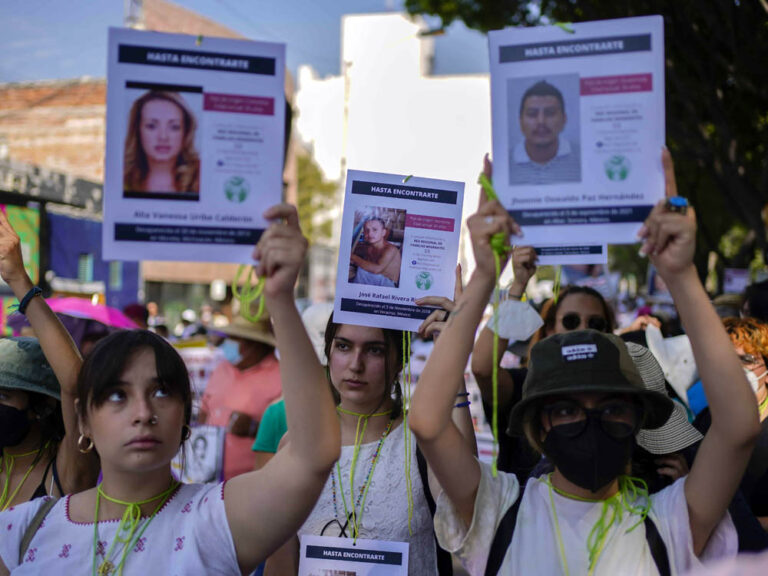 Familias de desaparecidos marchan por las calles de México.