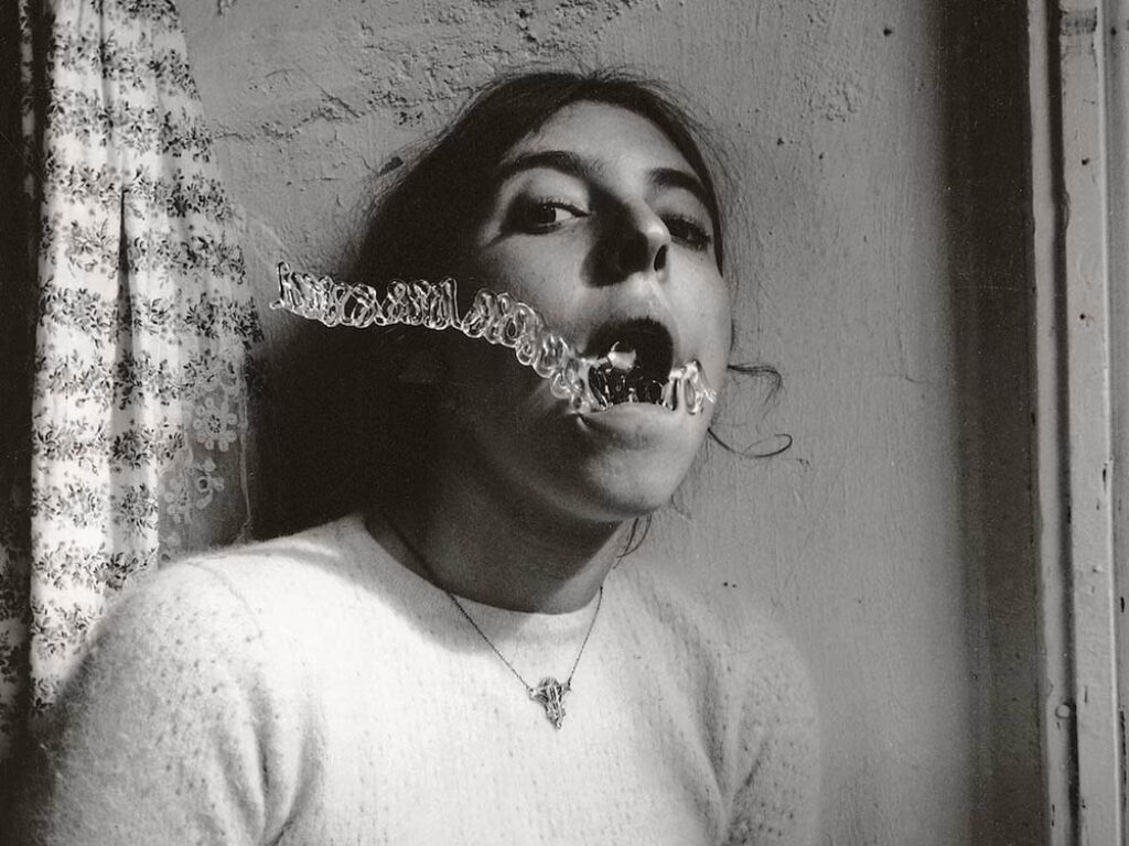 Francesca Woodman: "Autorretrato, hablándole a Vince" (ca. 1976).