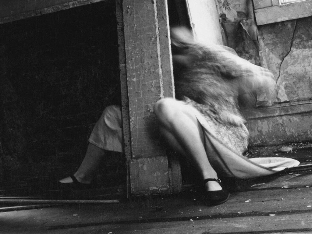 Francesca Woodman: De la serie "Casa" (1970), detalle.