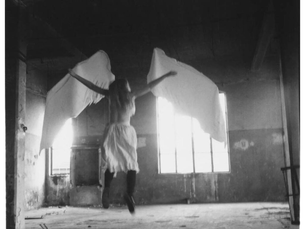 Francesca Woodman: Sin título, de la serie "Ángeles" (1977-1978).