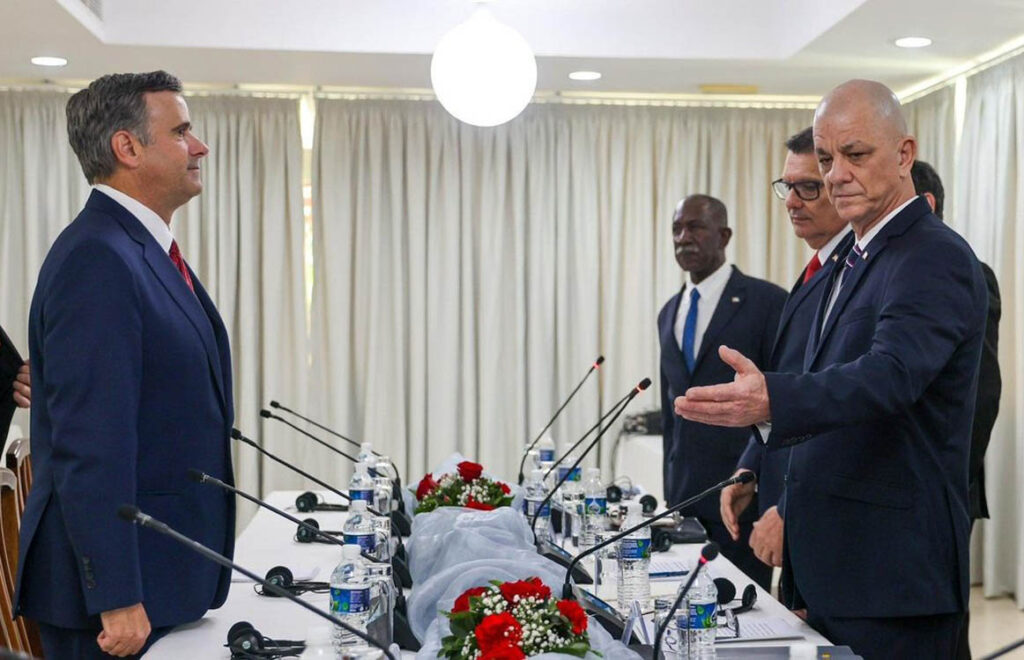 John Ratcliffe se reúne con funcionarios cubanos en La Habana.