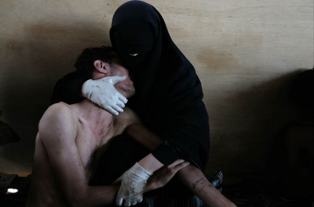 "La Piedad" de Yemen. Una madre abraza a su hijo herido durante las protestas de octubre en 2011. Foto: Samuel Aranda, Premio World Press Photo 2012.