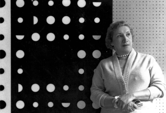 Loló Soldevilla junto a su obra, La Habana, 1956.