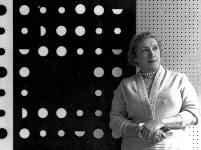 Loló Soldevilla junto a su obra, La Habana, 1956.