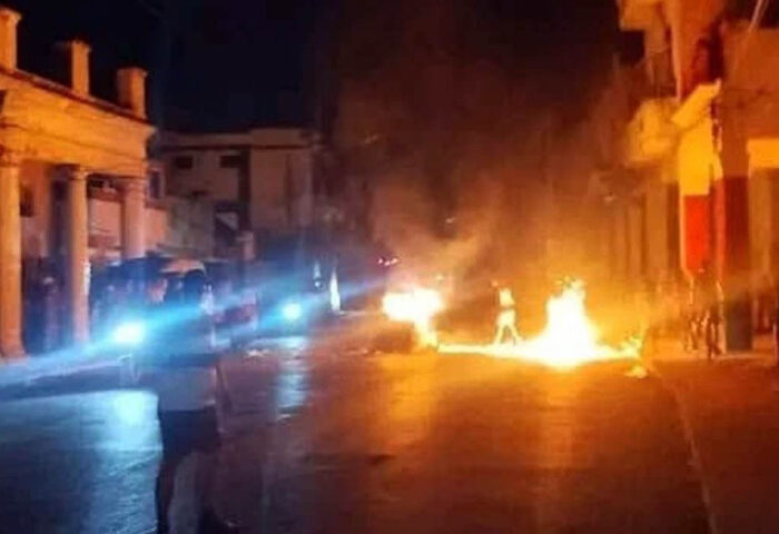Manifestantes bloquean avenidas e incendian la basura en La Habana.