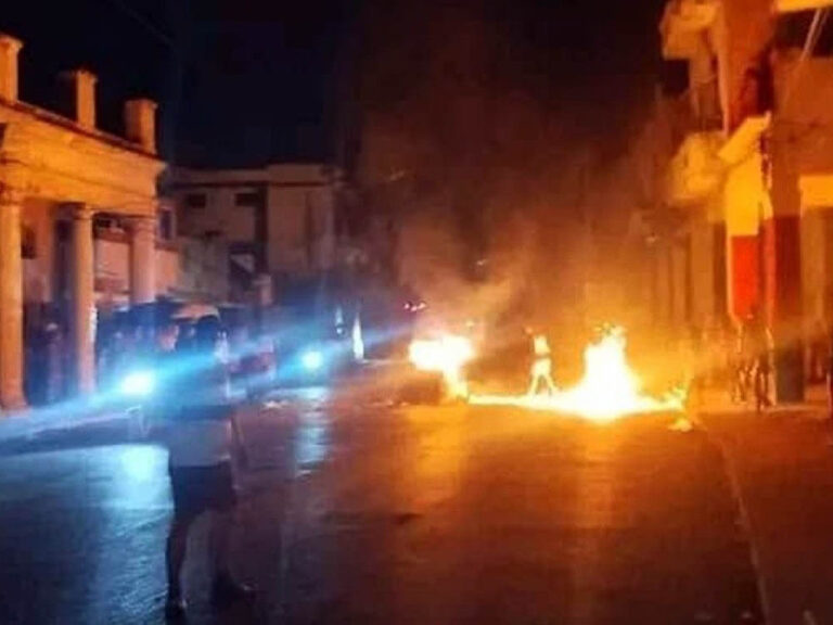 Manifestantes bloquean avenidas e incendian la basura en La Habana.