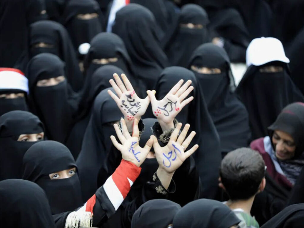 Marcha del 8M en Yemen, 2011. En las manos de las mujeres se lee la frase "La revolución de los jóvenes es pacífica". Foto: Hani Mohammed / AP