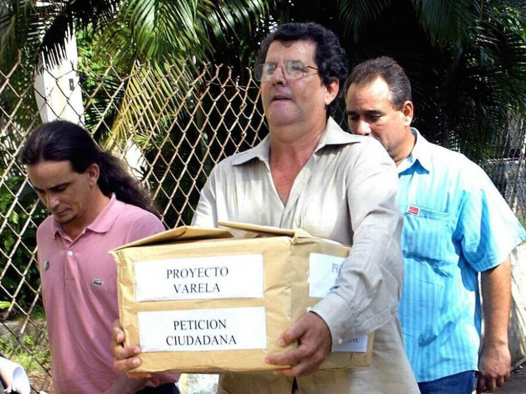 Oswaldo Payá junto a Regis Iglesias y Tony Díaz, presenta el Proyecto Varela para reformar la constitución cubana. 10 de mayo de 2002.