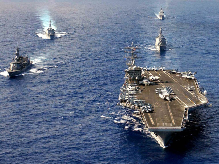 Portaviones USS Nimitz y su grupo de ataque.