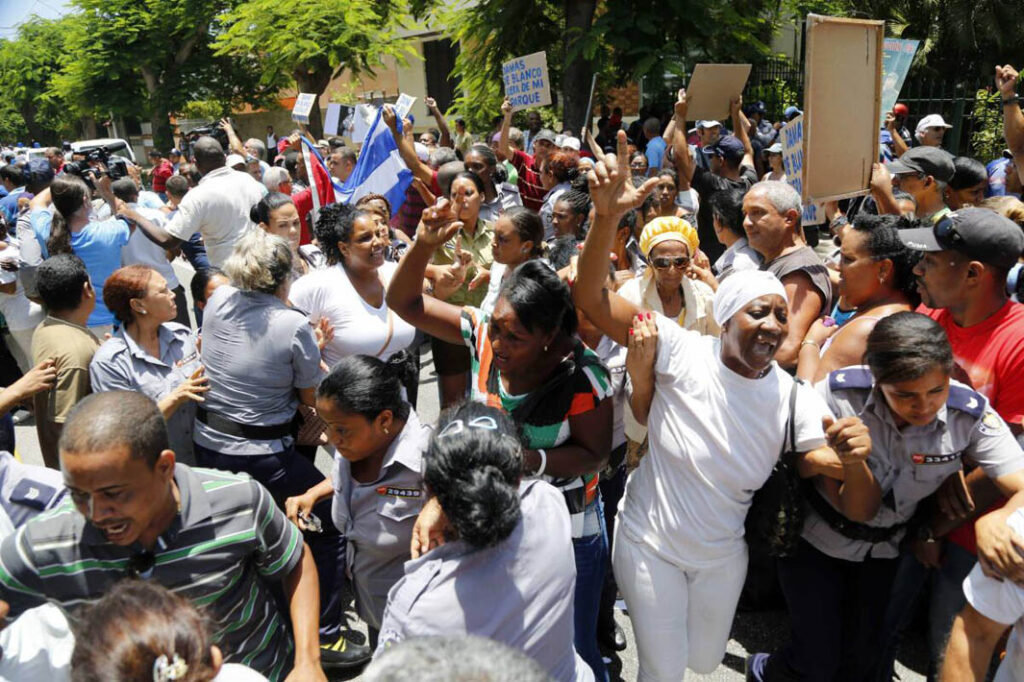 Represión policial contra las Damas de Blanco en una marcha por la liberación de sus familiares presos políticos, 19 de julio del 2015. Foto: Desmond Boylan / AP