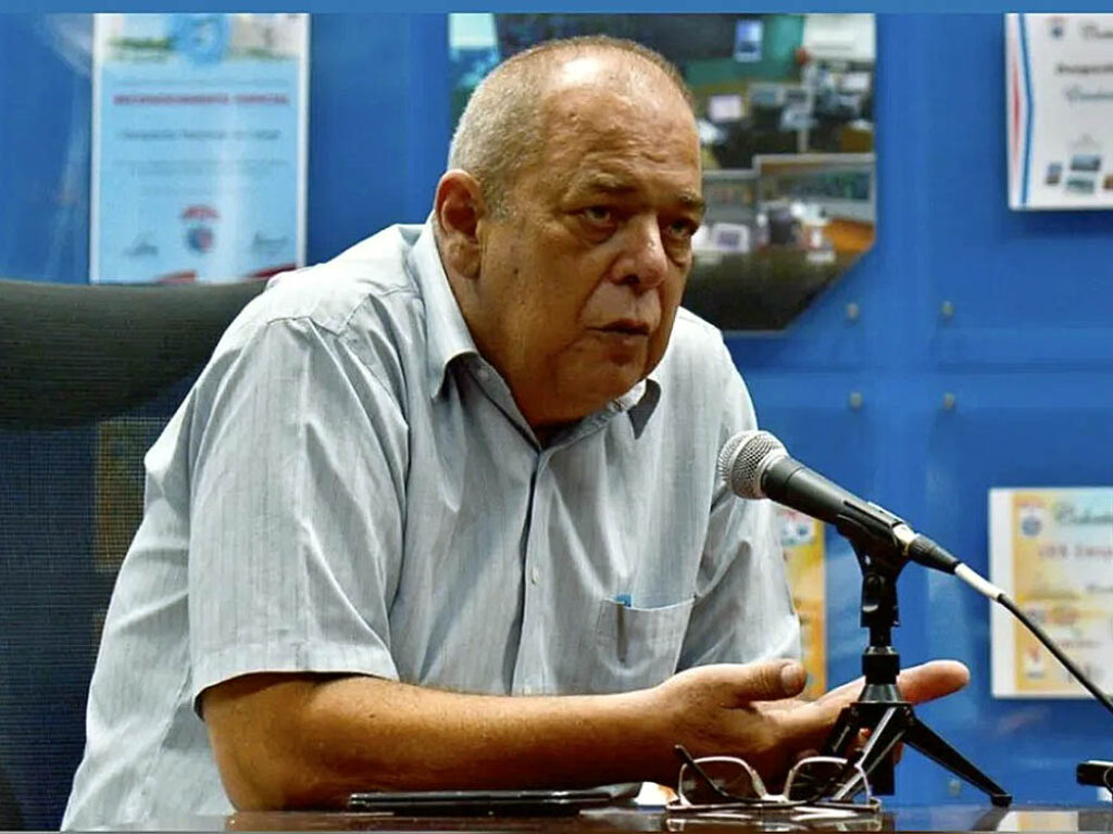 Vicente de la O Levy, ministro cubano de Energía y Minas, anuncia en rueda de prensa en agravamiento de la crisis energética.
