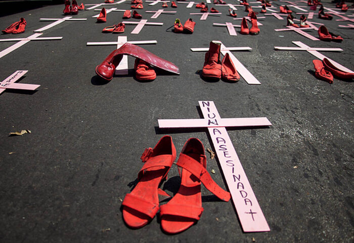 "Zapatos Rojos", instalación de la artista mexicana Elina Chauvet replicada en varias ciudades del mundo como un símbolo contra la violencia machista. Foto: César Martínez López