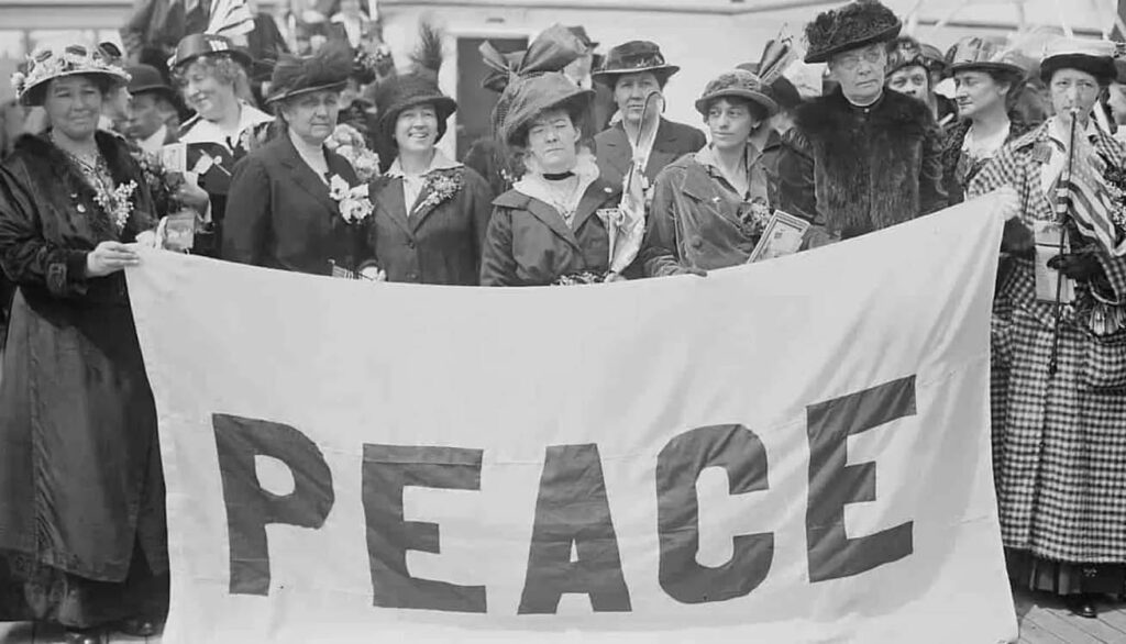 Emily Greene Balch entre las delegadas pacifistas estadounidenses en su trayecto hacia el Congreso Internacional de Mujeres en La Haya, abril de 1915.