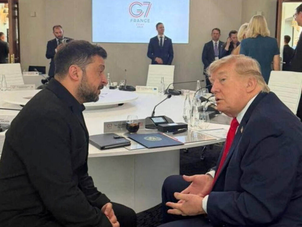 Donald Trump y Volodímir Zelenski conversan durante la cumbre del G7 en Francia.