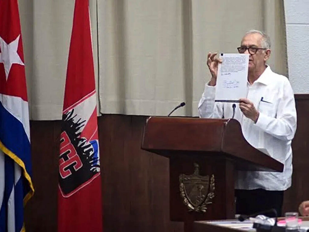 El general de división José Amado Ricardo Guerra muestra el documento firmado por Raúl Castro donde avala las reformas.