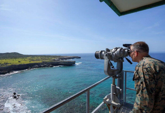 El general Francis Donovan, jefe del Comando Sur de Estados Unidos, examina la seguridad de la Base Naval de Guantánamo, 29 de mayo de 2026.