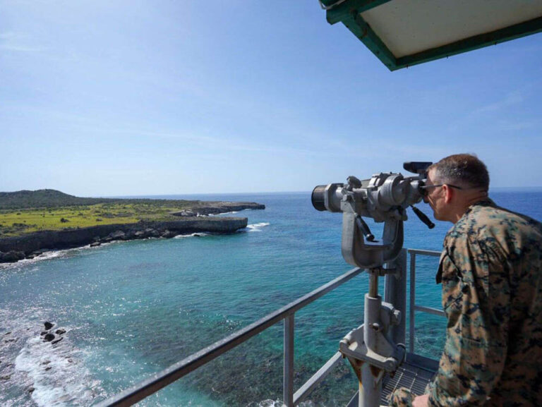 El general Francis Donovan, jefe del Comando Sur de Estados Unidos, examina la seguridad de la Base Naval de Guantánamo, 29 de mayo de 2026.