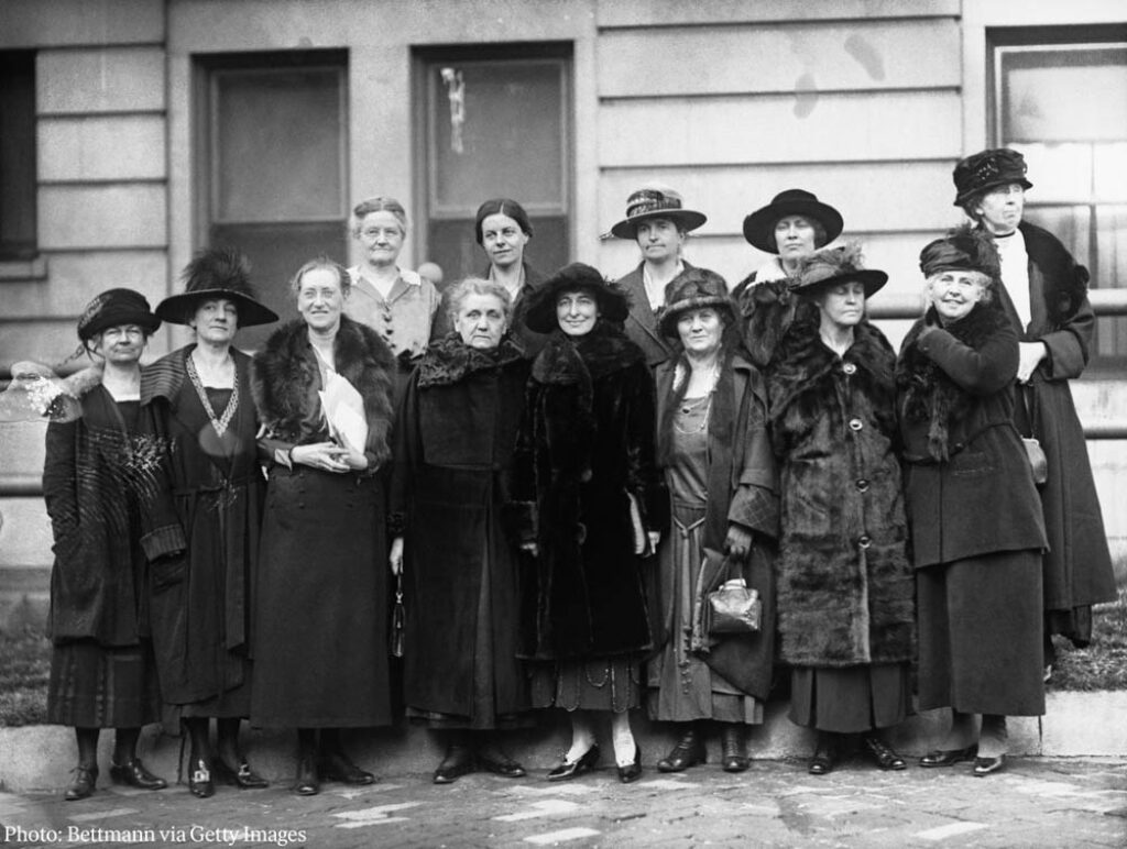 Emily Greene Balch y Jane Addams junto a otras integrantes de la Liga Internacional de Mujeres para la Paz y la Libertad.