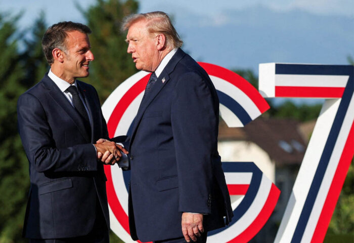 Emmanuel Macron recibe a Donald Trump en la reunión del G7.