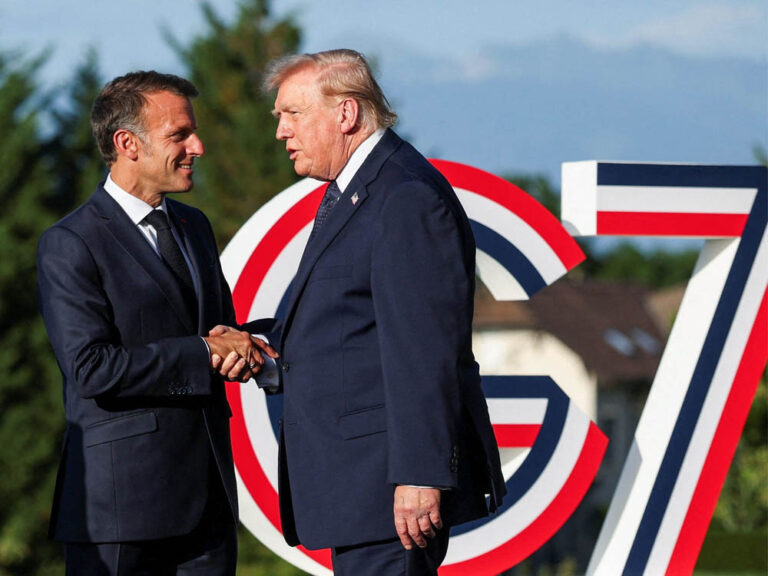 Emmanuel Macron recibe a Donald Trump en la reunión del G7.
