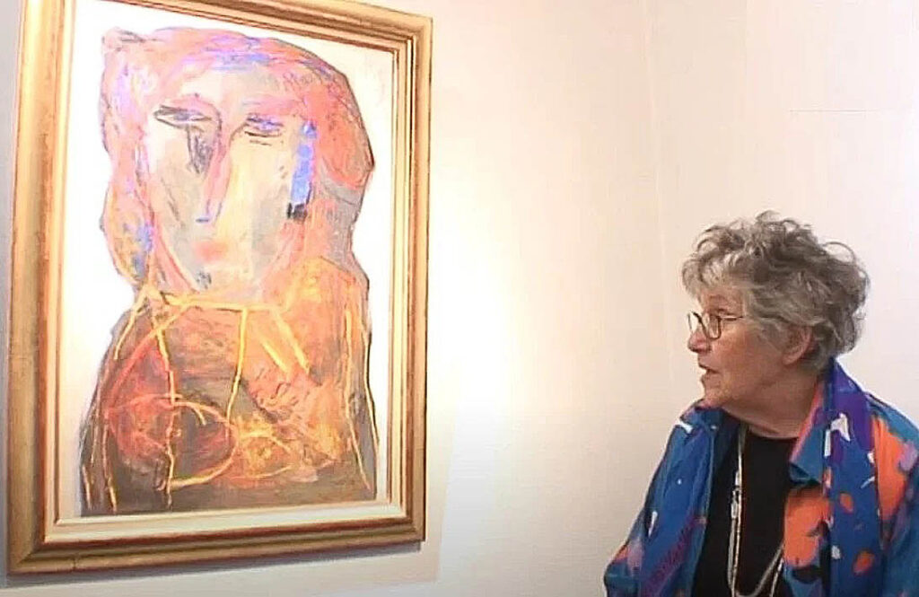 Gina Pellón junto a una de sus obras.